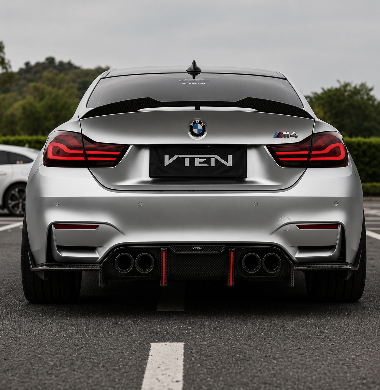 VTEN-BMW M4 F82 PP GLOSS BLACK REAR LED DIFFUSER
